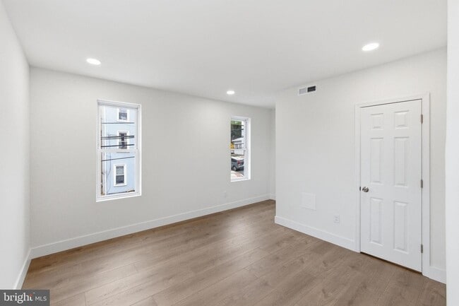 Building Photo - 213 Hermitage St