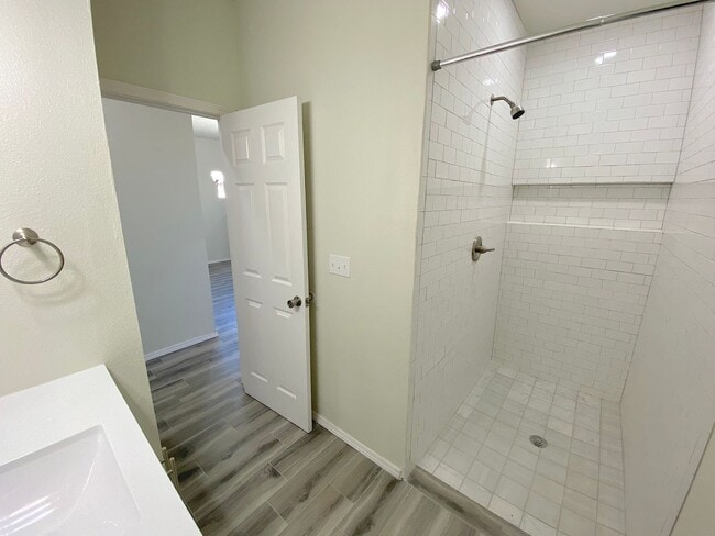Building Photo - 8702 De Alva Dr