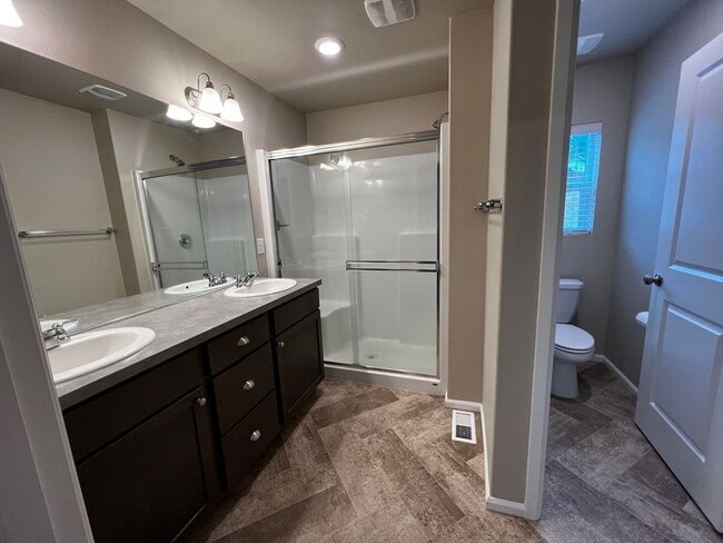 Building Photo - 4 Bed DuPont Townhome for Rent