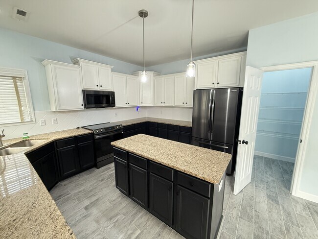 Building Photo - 231 Southwoods Ln