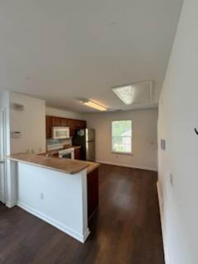 Building Photo - Convenient Southside Bungalo