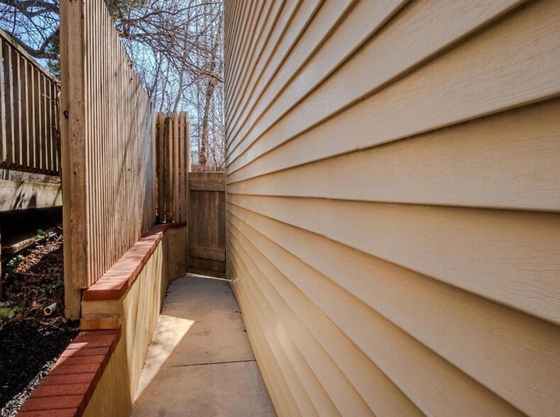 Building Photo - 712 Woodlawn Ave