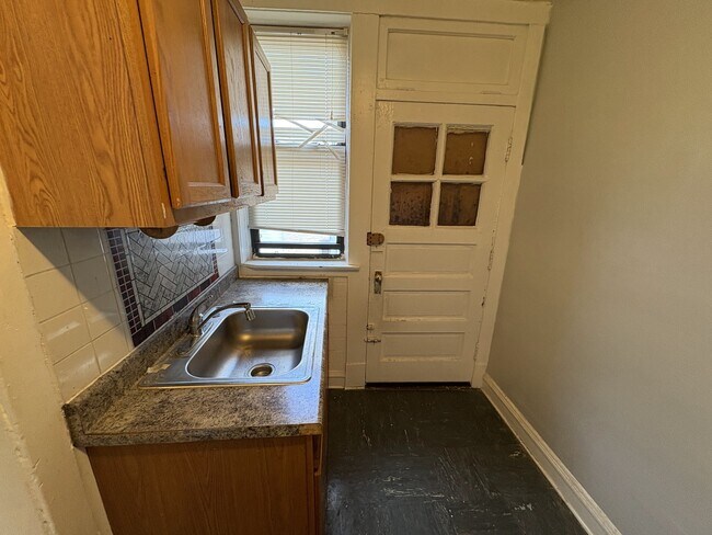 Building Photo - 1708 W Lunt Ave