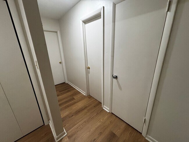 Building Photo - 2/2 Fully Renovated Home in Silver Springs Shores