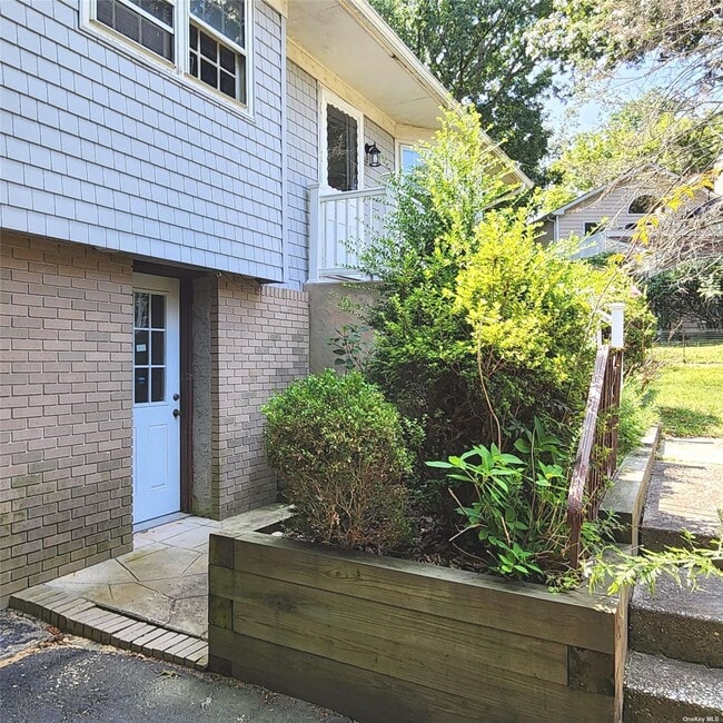 Building Photo - 384 Soundview Dr