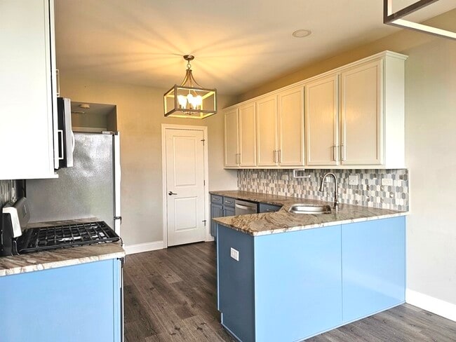 Building Photo - 306 Parkside Dr