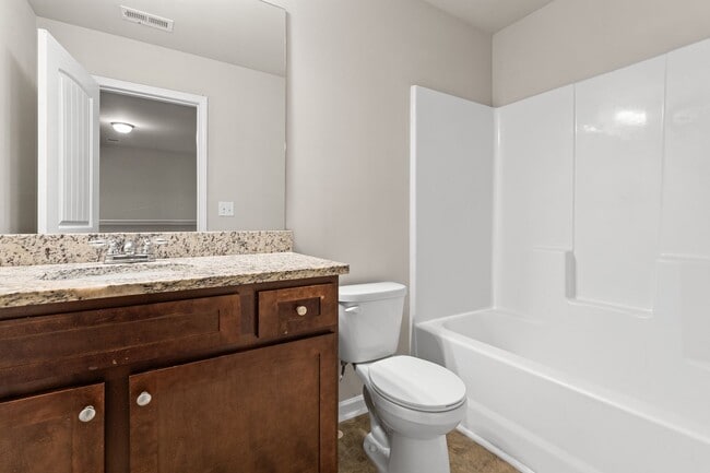 Building Photo - 3 Bedroom Townhome in Jonesboro!