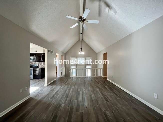 Building Photo - Wonderful Northland Home w/ an Updated Kit...