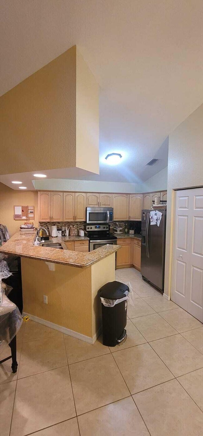 Building Photo - 211 NE 13th Ave