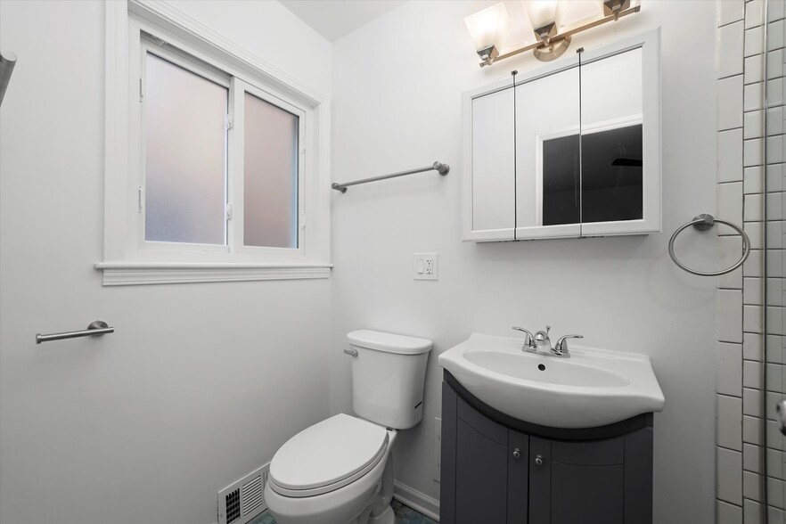 Building Photo - 7056 N Rockwell St