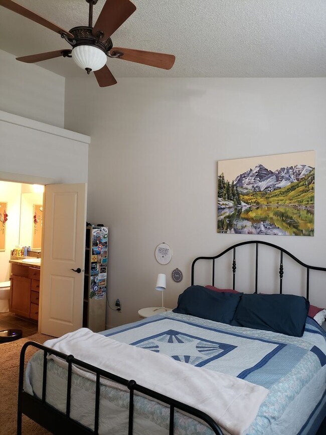 Building Photo - Charming & Comfortable Home