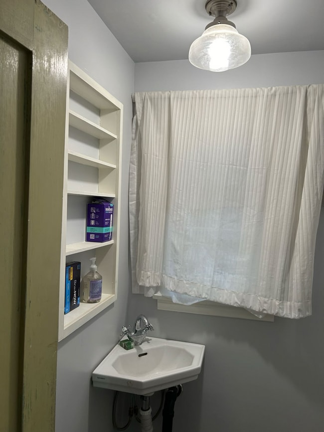 Building Photo - 1549 Rendall Pl