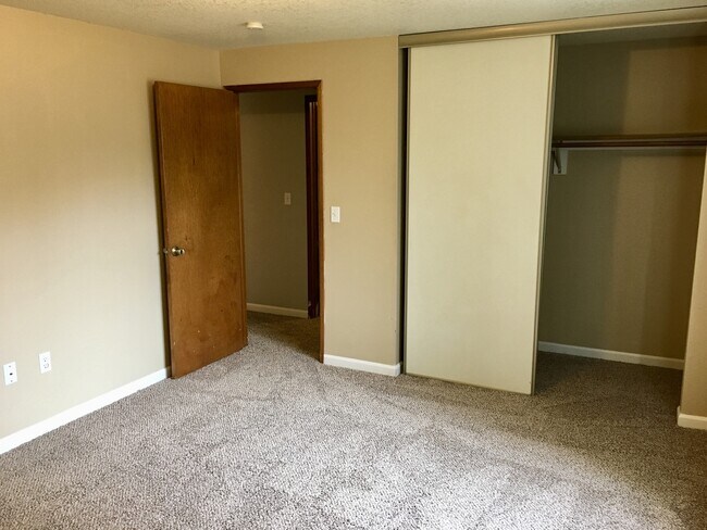 Building Photo - Spacious 3 bdrm/1.5 bath, Garage, Fenced Backyard in Brentwood-Darlington!