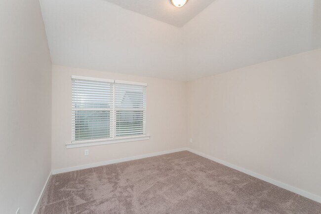 Building Photo - Beautiful and spacious 2 Story in Summerto...