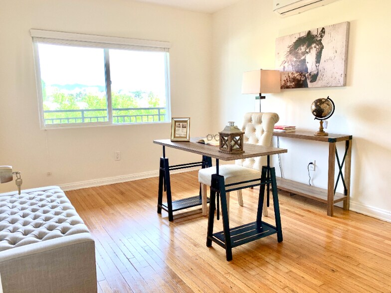 Building Photo - 819 S Grand View St