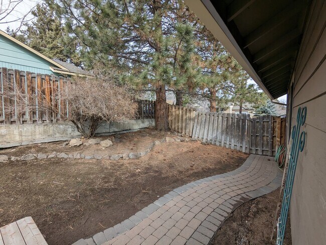 Building Photo - Charming 3x2 on Cul-de-sac with a double-car garage and fenced backyard near Hollinshead Park in ...
