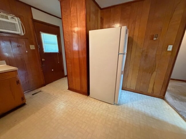 Building Photo - 2 Bed 1 Bath Duplex