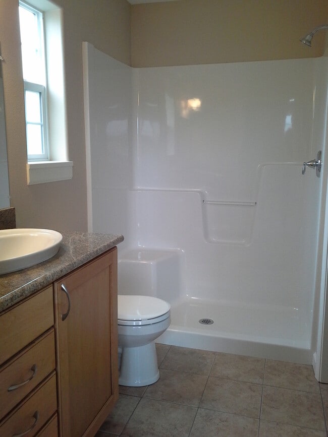 Building Photo - Conveniently Located and Comfortably Sized!