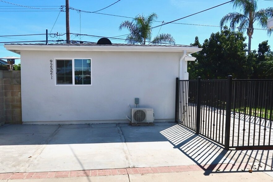 Building Photo - 9232 1/2 Coachman Ave