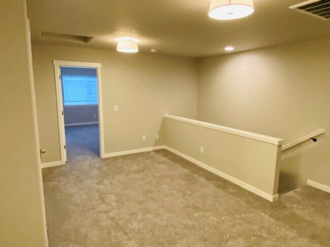 Building Photo - Beautiful Newer Home in Terrific Salmon Creek Location