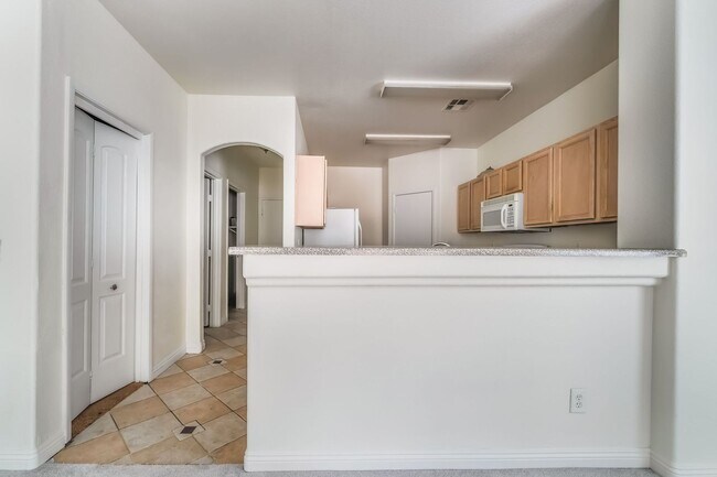 Building Photo - Spacious Henderson Townhome with Modern Up...
