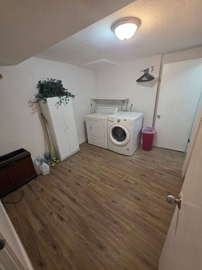 Building Photo - Spacious 4 bedroom 3 bathroom townhouse!