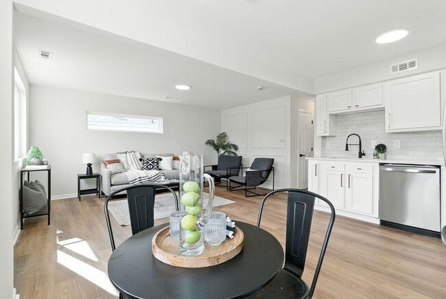 Building Photo - Charming 2-Bed / 1-Bath Ranch in Quiet Col...