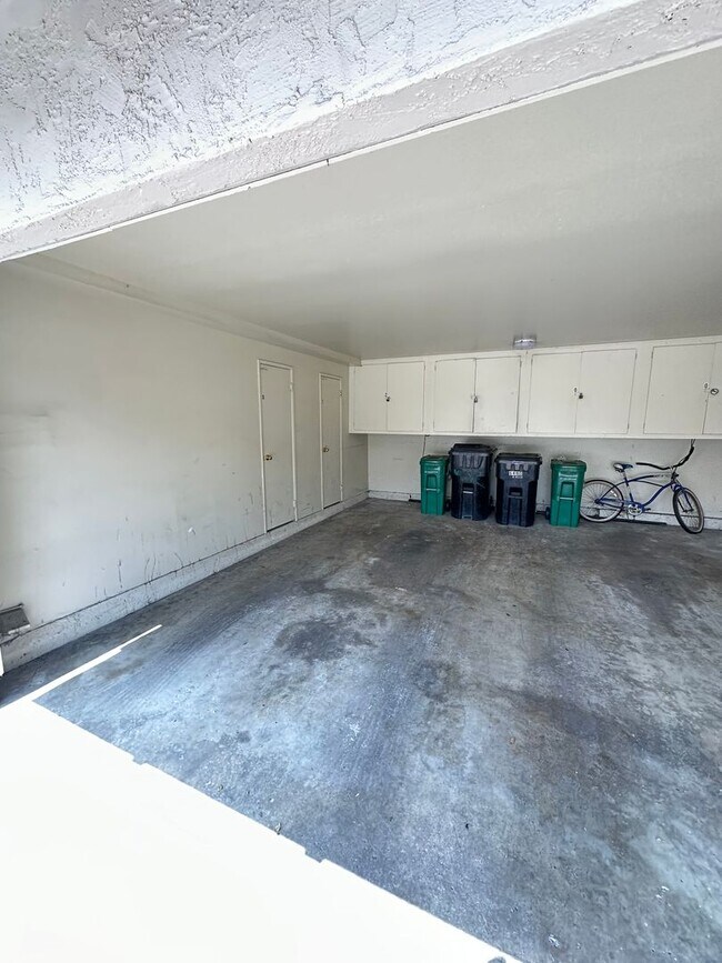 Building Photo - Beautiful 2BR/1BA two story condominium of...