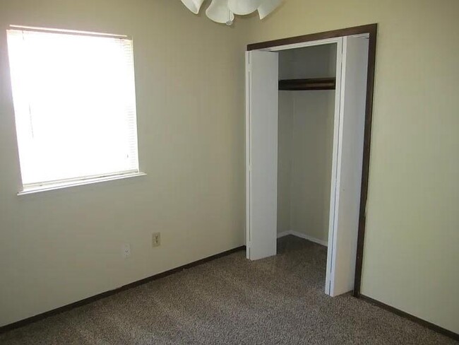 Building Photo - 820 Russell Cir