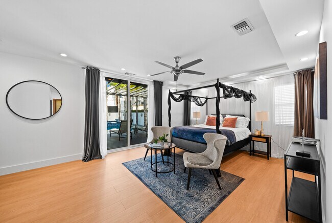 Building Photo - 355 S Sycamore Ave