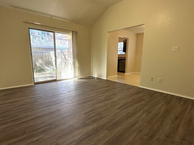 Building Photo - Beautiful 3 Bedroom 2 Bath Home