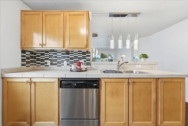 Building Photo - $1,995 • Modern 2BR Condo in Tanasbourne – Garage Included!