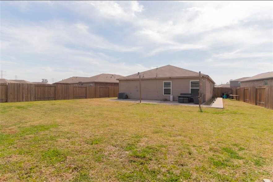 Building Photo - 15310 Albert Oak Dr