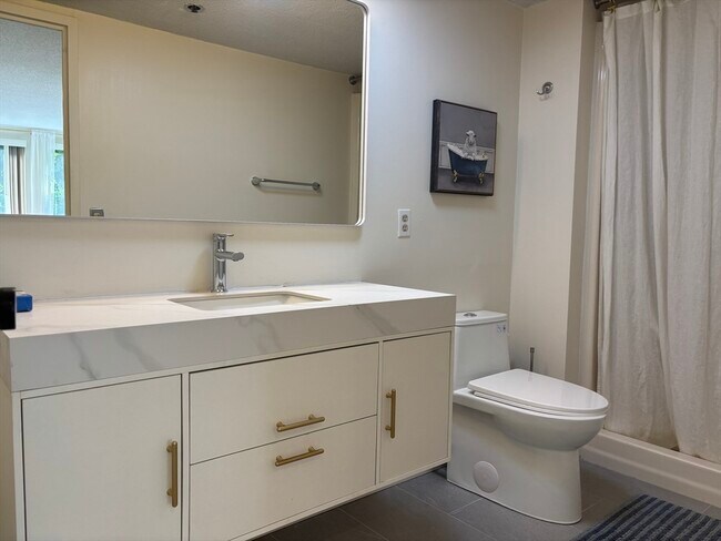 Building Photo - 1731 Beacon St