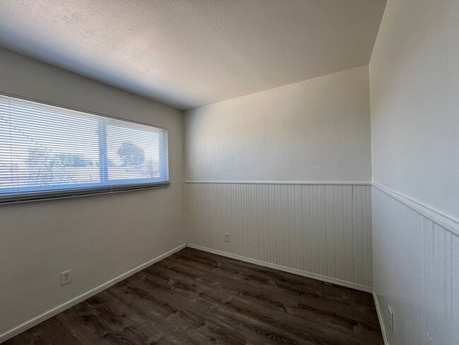 Building Photo - Beautiful 4 Bedroom 2 Bathroom Home