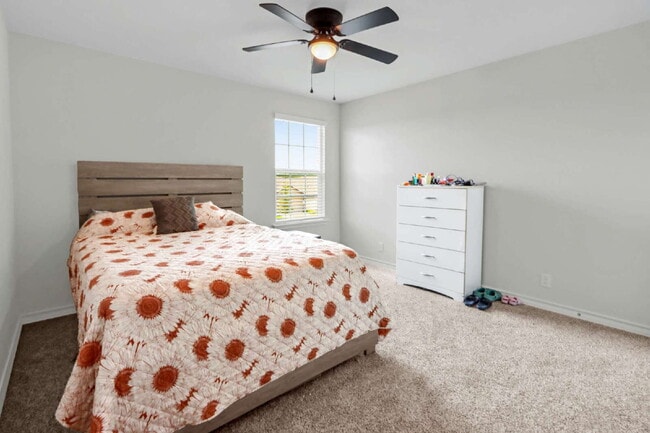 Building Photo - "Spacious 5-Bedroom Home with 3.5 Full Bat...