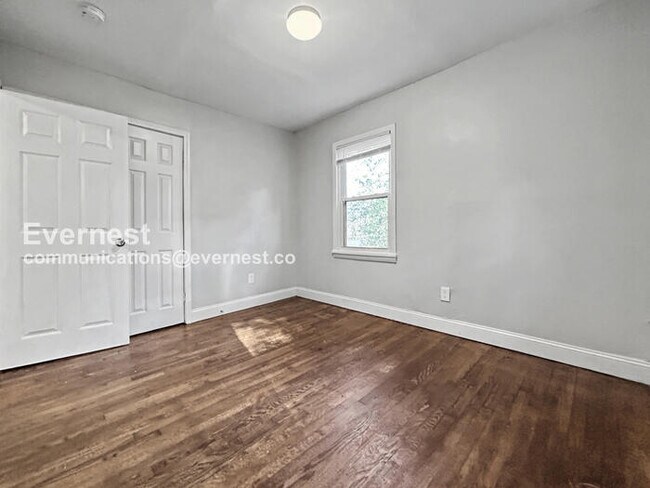 Building Photo - 3 Bed, 2 Bath Home with Carport / Pet-Friendly /Available Now!