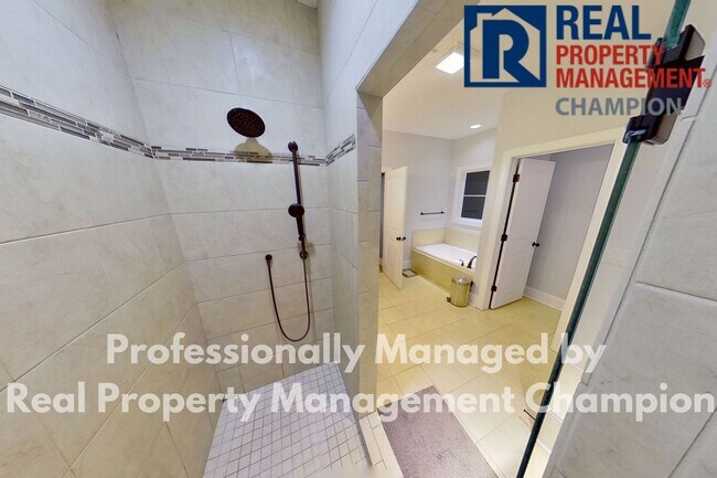 Building Photo - Custom Executive Home with Community Water...