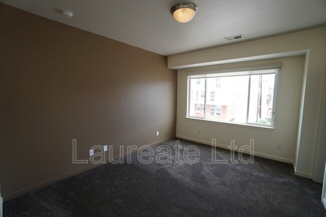 Building Photo - 518 Park Ave W