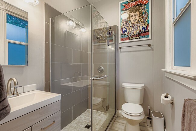 Building Photo - 536 E 2nd Ave