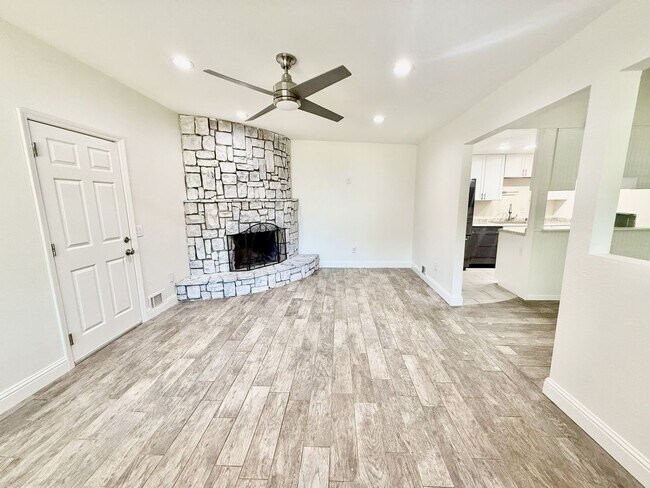 Building Photo - 890 Athan Ave