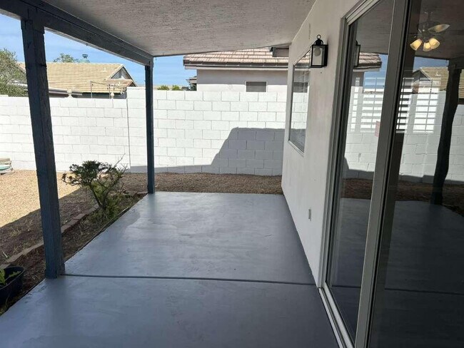 Building Photo - 15822 N 5th Ave