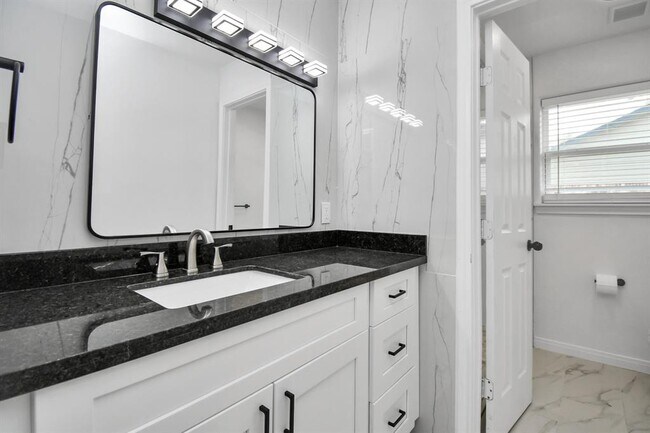 Building Photo - 136 Cherry Tree Ln