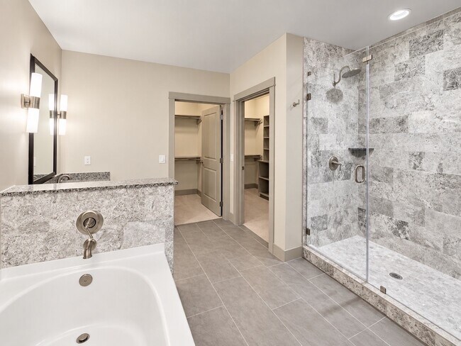 Building Photo - 10401 Town & Country Way