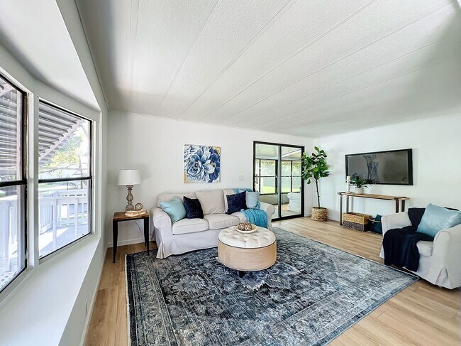 Building Photo - Gorgeous fully remodeled 2-Bedroom, 2 Bath...