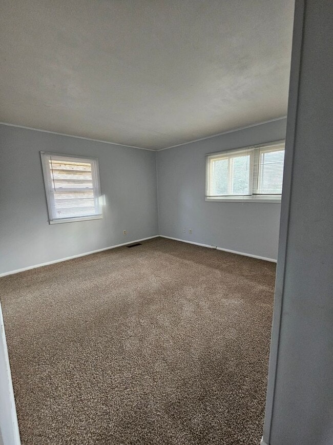 Building Photo - 3 Bd - 2 Ba near Hessel Park