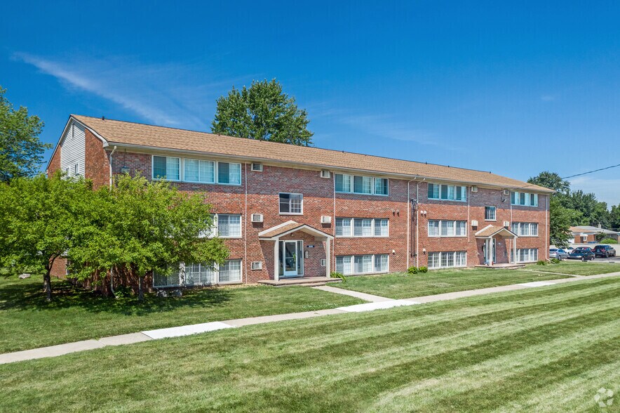 Cove on 10 Warren, MI 25108 Hoover Rd Warren MI 48089 Apartment