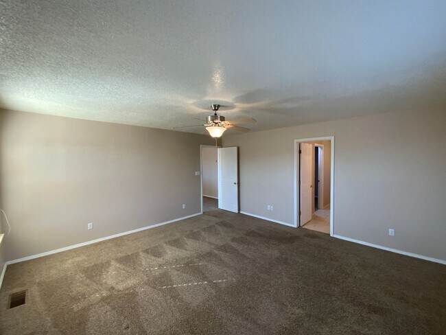 Building Photo - 3 Bedroom Home Available Near Unser Blvd N...