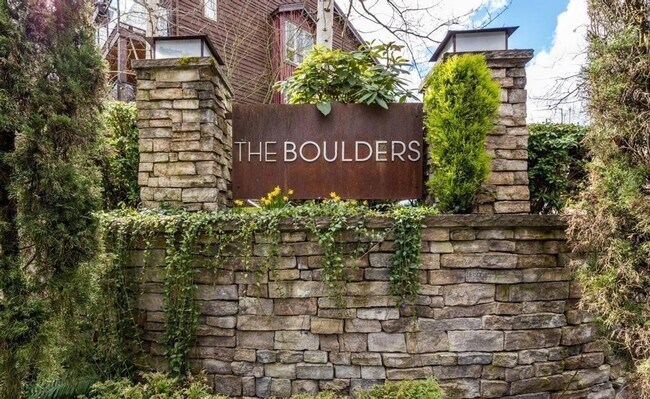 Building Photo - Luxurious, Bright and Meticulously Maintained 2 Bed and 2 Bath Condo