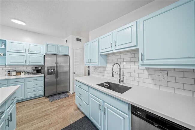 Building Photo - Beautiful Fully-Furnished 2BR/2BA Coastal Retreat in Cape Canaveral